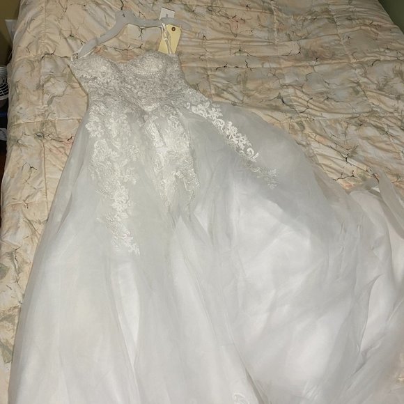 NEVER USED BRAND NEW WEDDING DRESS - Picture 6 of 6
